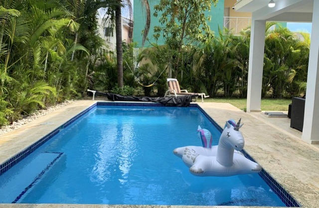 Stunning 3 Bed Private Home with Inground Pool – Minutes from Beach and Airport