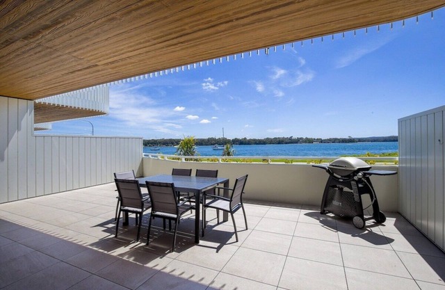 Stunning 3-Bed Unit with Bayside Views