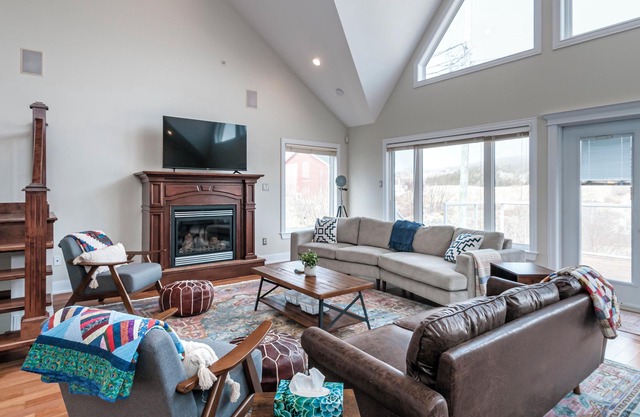 Stunning 3BR Executive Home with Scenic Views
