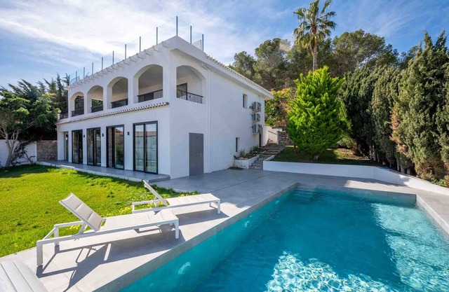 Stunning 4 bed villa with private pool and views