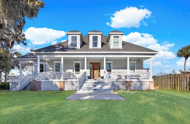 Stunning 4-bedroom water front home on Whitemarsh Island