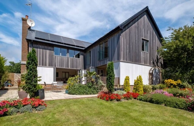 Stunning 5-bed 3-bath house close to the sea!