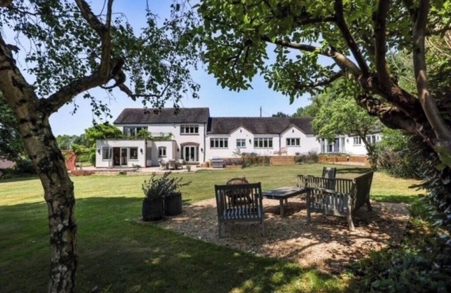 Stunning 5 bed home close to Stratford with fantastic gardens/tennis court.