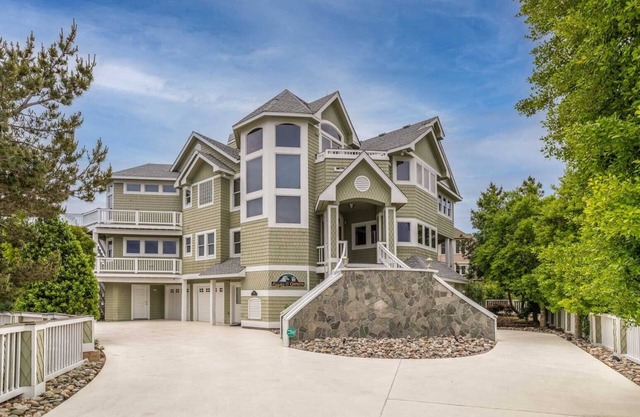Stunning 6 Bedroom Home w/Private Pool and hot tub. Access to Resort Amenities w/Seasonal Beach Trolley