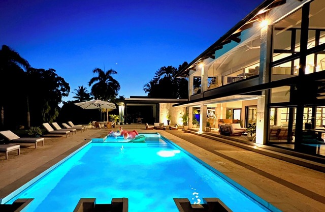 STUNNING 7 Bedroom Villa w Pool, Fully Staffed, Just Steps from Minitas Beach!
