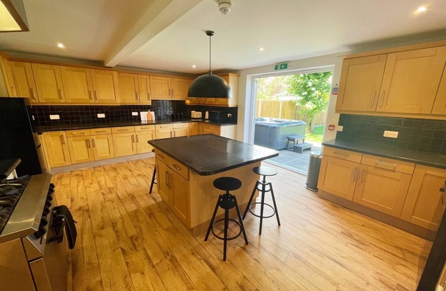 Stunning 8-bed House With Sea & Beach Views
