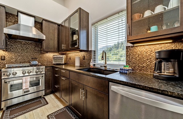 Stunning apt near the ocean with gas fireplace, partial water views & grill