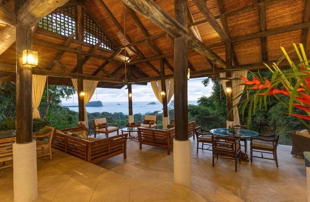 Stunning Balinese Style Villa. 5 King Beds Huge Ocean Views & Pool A/C