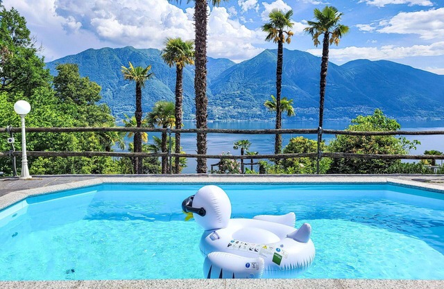 Stunning private villa with private pool, WIFI, TV, patio, pets allowed, panoramic view and park.