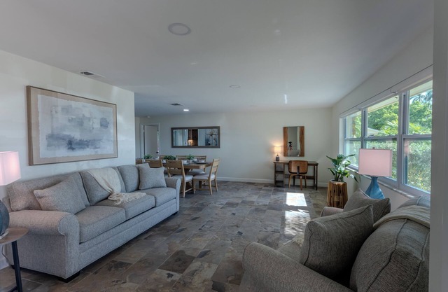 Stunning fully renovated house, and outdoor retreat in the heart of Fort Myers.