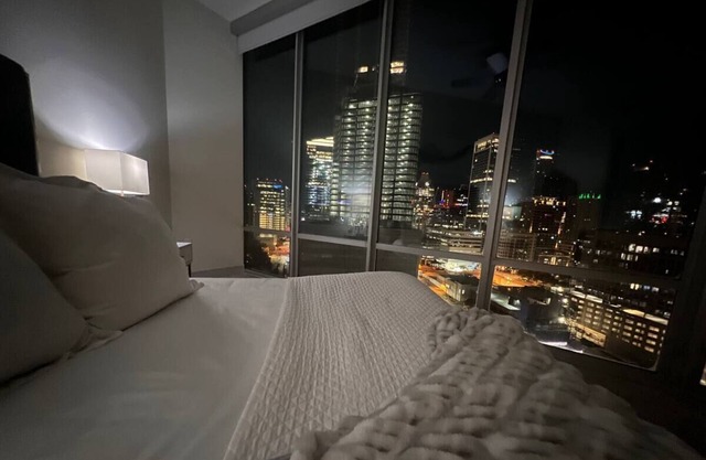 Stunning Hi/Rise D.T/ATX Lux Condo DT/W6th ST!