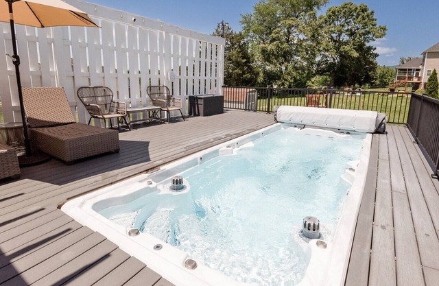 Stunning Home 15 Mins. To Liberty U. / Lynchburg, 19 Ft. Swim Spa, Mtn. Views