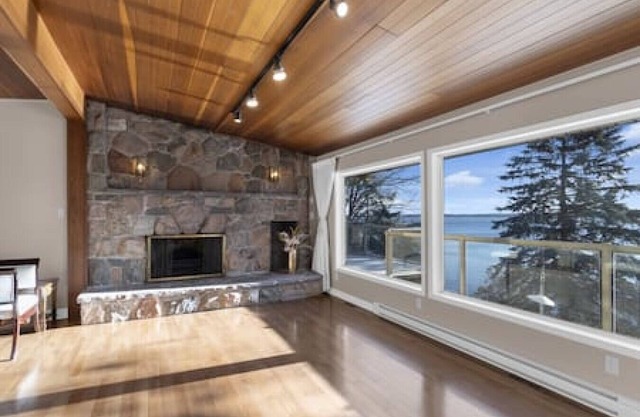 Stunning Lake View & Waterfront - 4BR Cottage - 25 min to Ski Resorts