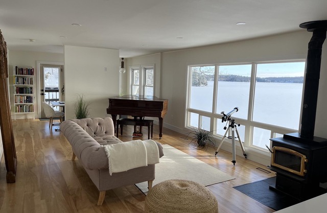 Stunning Lakefront Retreat: Relax & enjoy endless day-tripping possibilities!