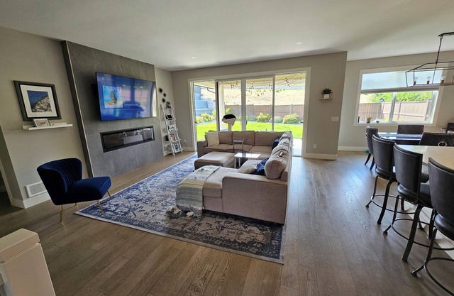 Stunning Lakeside 4 bedroom Haven, 2 mins to all Lake Country amenities!