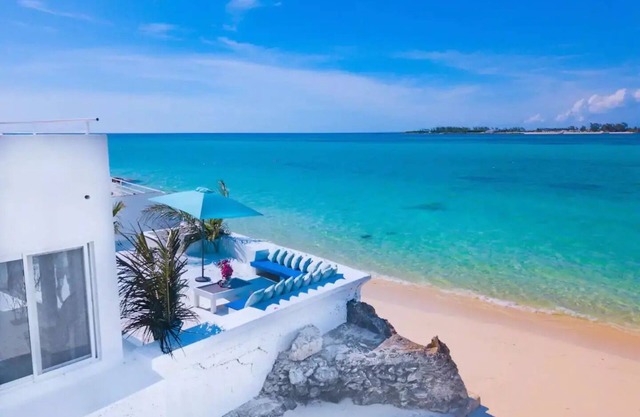Stunning, Modern & Bright Beachfront Villa