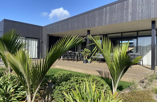 Stunning Modern * Quiet * Family Friendly * Walk to beach & shops. Sleeps 10