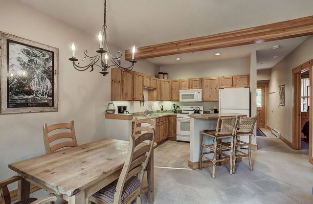 Stunning Mountain Views/Vaulted Ceilings/Hot Tub Access/Private Patio