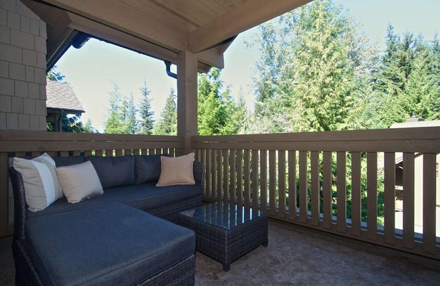 Stunning newly remodeled - spacious townhome in Upper Village. Great for Families!Free ski shuttle