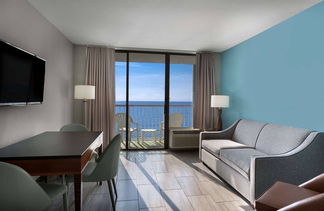 Stunning Oceanfront Suite w/Balcony + Official On-Site Rental Privileges