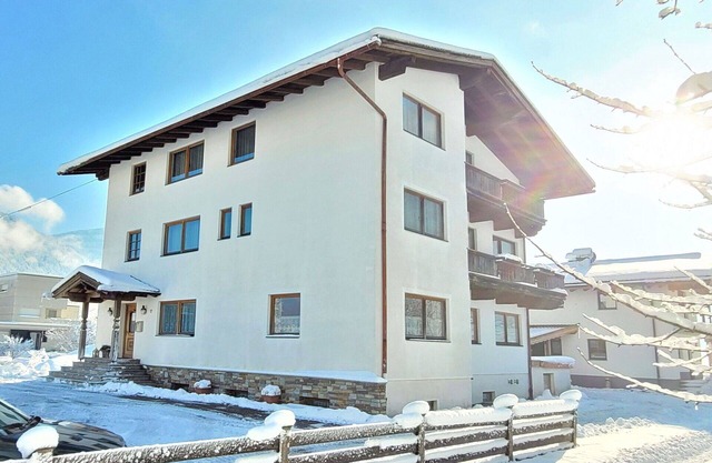 Stunning private villa for 24 people with WIFI, TV and balcony