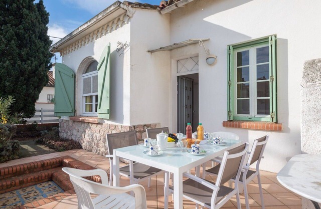 Stunning private villa for 6 guests with A/C, WIFI, TV and pets allowed