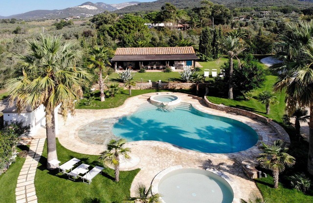Stunning private villa with WIFI, A/C, hot tub, private pool, TV, patio, pets allowed and parking