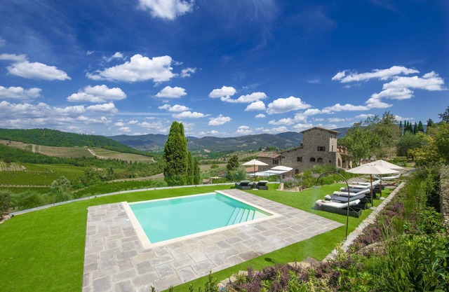 Stunning private villa with WIFI, private pool, hot tub, A/C, TV, patio, close to Greve In Chianti