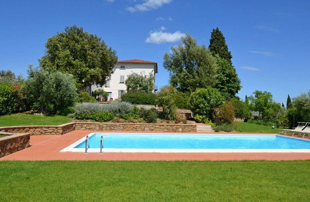 Stunning private villa for 10 guests with private pool, WIFI, TV, patio, pets allowed and parking
