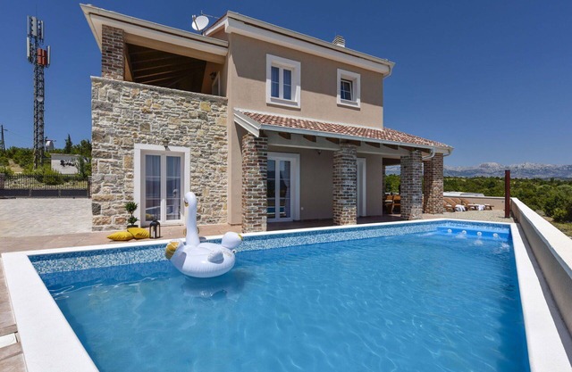 Stunning private villa for 8 guests with A/C, WIFI, private pool, TV and terrace
