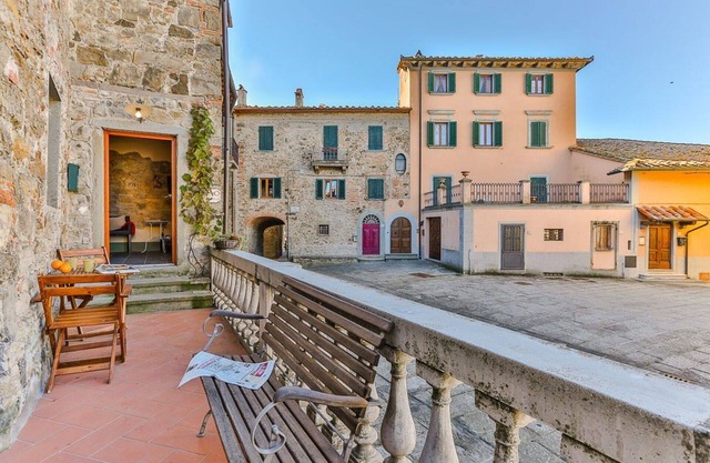 Stunning private villa for 4 people with WIFI, A/C, patio and pets allowed, close to Arezzo