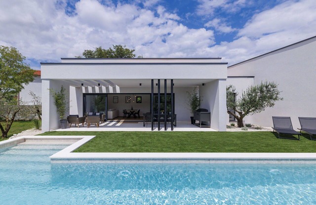 Stunning private villa for 6 people with WIFI, A/C, hot tub, private pool, TV, terrace and parking