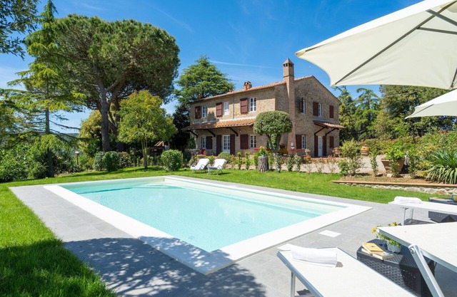 Stunning private villa with A/C, WIFI, private pool, TV and panoramic view, close to San Gimignano