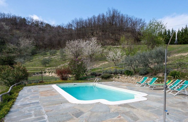 Stunning private villa for 16 guests with private pool, WIFI, patio, pets allowed and parking