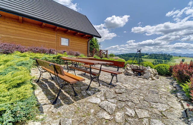Stunning private villa for 7 guests with WIFI, TV, patio and pets allowed