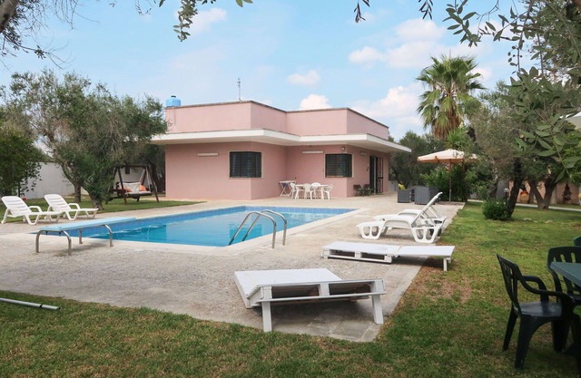 Stunning private villa with private pool, WIFI, A/C, TV, terrace, pets allowed and parking