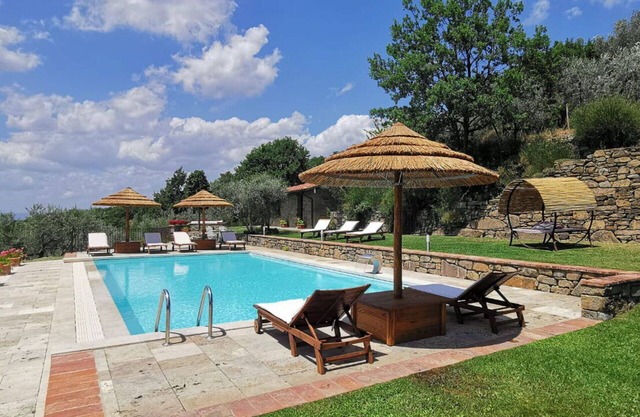 Stunning private villa with private pool, A/C, WIFI, TV, panoramic view, parking, close to Cortona