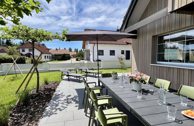 Stunning private villa for 8 guests with WIFI, TV, patio, pets allowed and parking