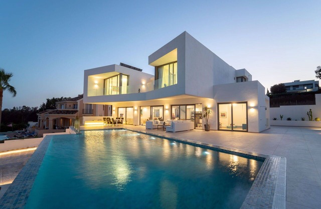 Stunning private villa with WIFI, private pool, A/C, TV, terrace, pets allowed and parking