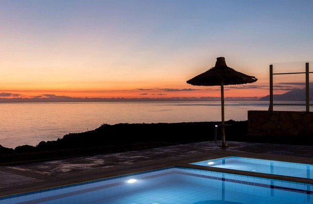 Stunning private villa with A/C, private pool, WIFI, TV, balcony, panoramic view and parking