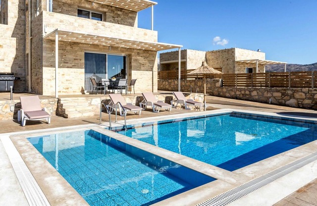 Stunning private villa for 8 people with A/C, WIFI, private pool, TV, patio and parking