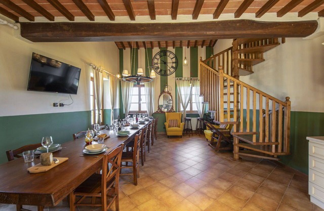 Stunning private villa for 10 guests with WIFI, hot tub, private pool, A/C, TV and terrace