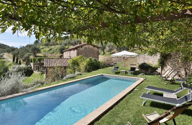 Stunning private villa with WIFI, private pool, A/C, TV, terrace and panoramic view, close to Lu.