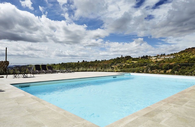 Stunning private villa for 18 guests with private pool, WIFI, TV and pets allowed, close to Arezzo