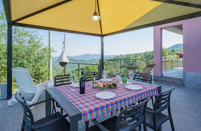 Stunning private villa for 6 guests with WIFI, A/C, TV and terrace