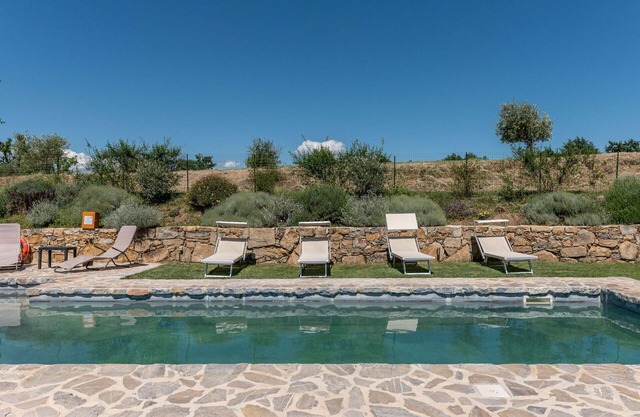 Stunning private villa with WIFI, private pool, TV, patio, pets allowed, panoramic view and park.