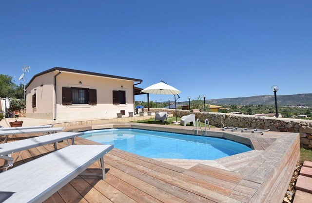 Stunning private villa for 5 people with private pool, WIFI, A/C, TV, terrace and panoramic view