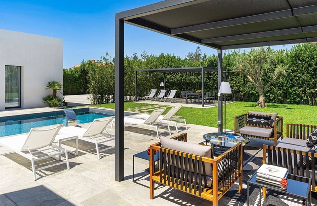 Stunning private villa for 12 people with WIFI, A/C, private pool, TV, patio and parking