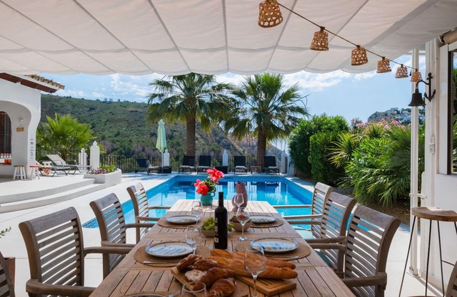 Stunning private villa for 10 people with private pool, WIFI, A/C, TV and patio