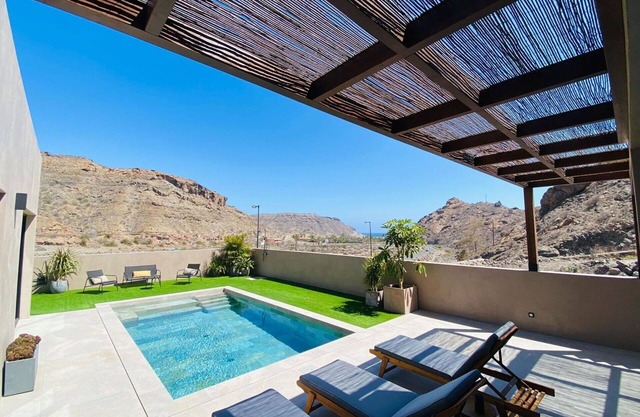 Stunning private villa for 6 guests with A/C, WIFI, private pool, TV, patio and parking